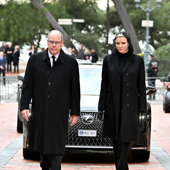 La princesse Charlene et le prince Albert - Arrivées aux obsèques de l'ancien archevêque de la principauté de Monaco, Bernard Barsi en la cathédrale de Monaco le 4 janvier 2023. © Bruno Bebert/Bestimage