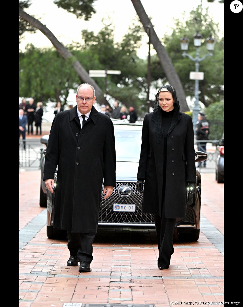La princesse Charlene et le prince Albert - Arrivées aux obsèques de l'ancien archevêque de la principauté de Monaco, Bernard Barsi en la cathédrale de Monaco le 4 janvier 2023. © Bruno Bebert/Bestimage