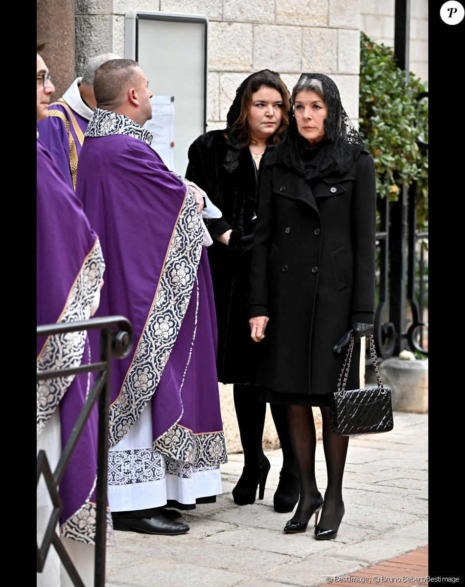 Caroline de Monaco - Arrivées aux obsèques de l'ancien archevêque de la principauté de Monaco, Bernard Barsi en la cathédrale de Monaco le 4 janvier 2023. © Bruno Bebert/Bestimage