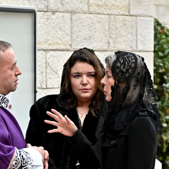 Caroline de Monaco - Arrivées aux obsèques de l'ancien archevêque de la principauté de Monaco, Bernard Barsi en la cathédrale de Monaco le 4 janvier 2023. © Bruno Bebert/Bestimage