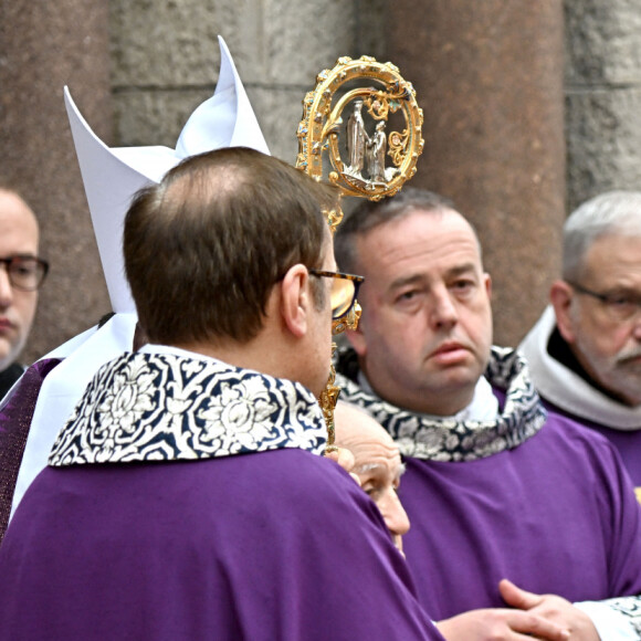 Caroline de Monaco - Arrivées aux obsèques de l'ancien archevêque de la principauté de Monaco, Bernard Barsi en la cathédrale de Monaco le 4 janvier 2023. © Bruno Bebert/Bestimage