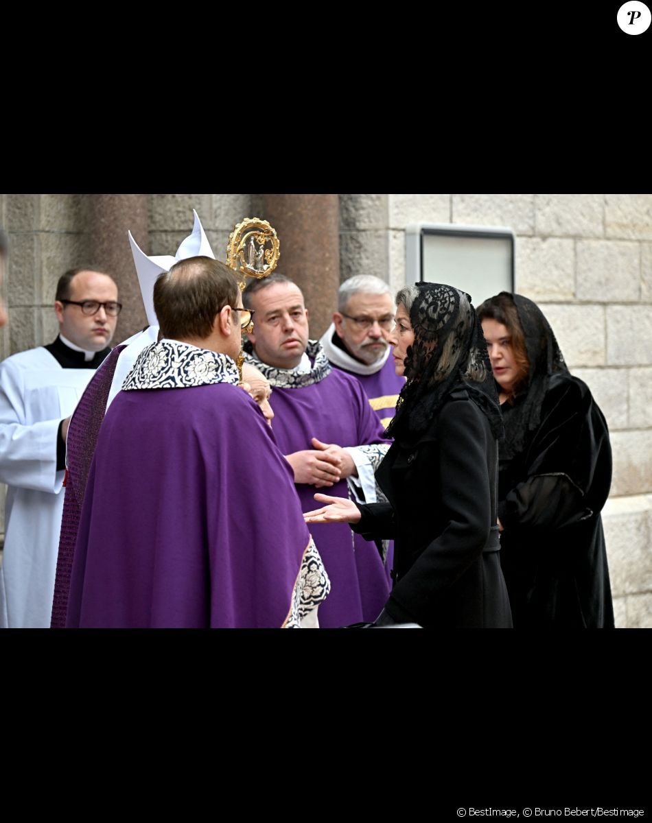 Caroline de Monaco - Arrivées aux obsèques de l'ancien archevêque de la principauté de Monaco, Bernard Barsi en la cathédrale de Monaco le 4 janvier 2023. © Bruno Bebert/Bestimage
