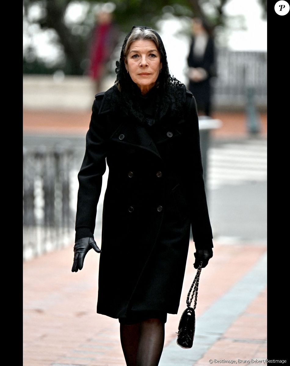 Caroline de Monaco - Arrivées aux obsèques de l'ancien archevêque de la principauté de Monaco, Bernard Barsi en la cathédrale de Monaco le 4 janvier 2023. © Bruno Bebert/Bestimage
