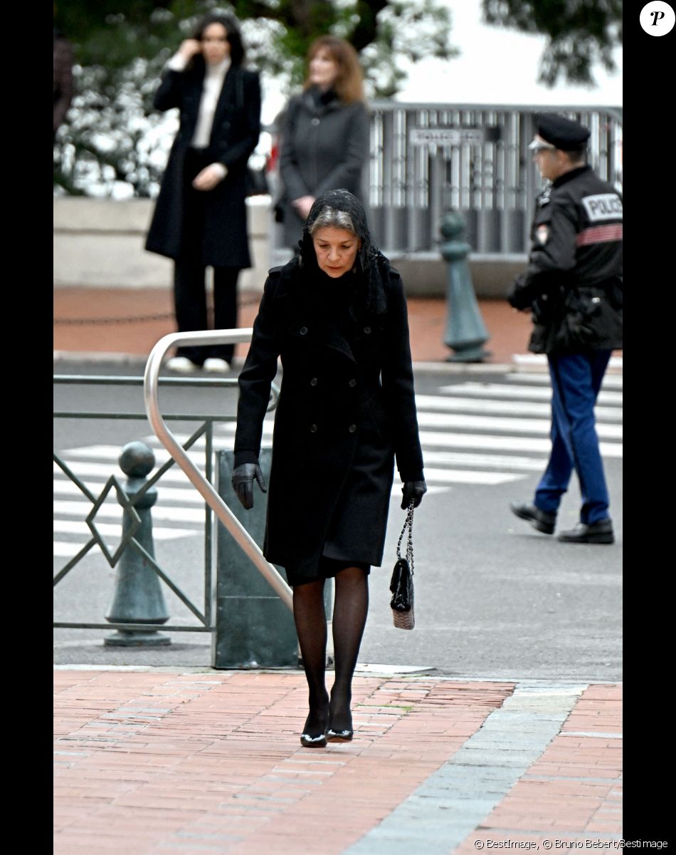 Caroline de Monaco - Arrivées aux obsèques de l'ancien archevêque de la principauté de Monaco, Bernard Barsi en la cathédrale de Monaco le 4 janvier 2023. © Bruno Bebert/Bestimage