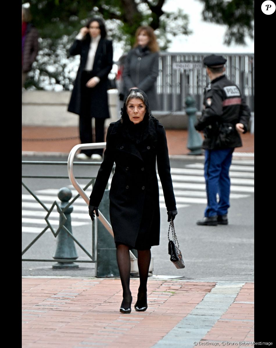 Caroline de Hanovre - Arrivées aux obsèques de l'ancien archevêque de la principauté de Monaco, Bernard Barsi en la cathédrale de Monaco le 4 janvier 2023. © Bruno Bebert/Bestimage