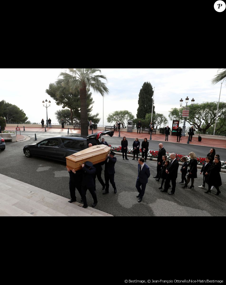 Entree du cercueil dans la cathédrale de Monaco - Arrivées aux obsèques de l'ancien archevêque de la principauté de Monaco, Bernard Barsi en la cathédrale de Monaco le 4 janvier 2023. © Jean-François Ottonello/Nice-Matin/Bestimage