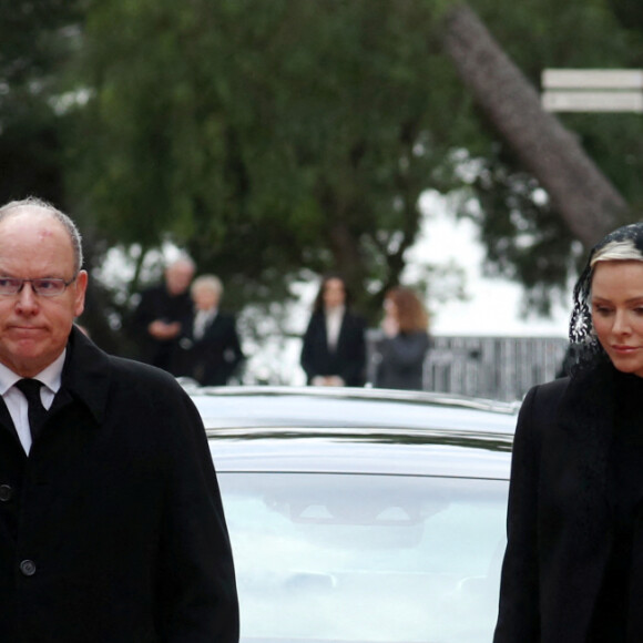 Le prince ALbert II de Monaco et la princesse Charlene de Monaco - Arrivées aux obsèques de l’ancien archevêque de la principauté de Monaco, Bernard Barsi en la cathédrale de Monaco le 4 janvier 2023. © Jean-François Ottonello/Nice-Matin/Bestimage  Arrivals at the funerals of the former Archbishop of the Principality of Monaco, Bernard Barsi in the Cathedral of Monaco on January 4, 2023. 