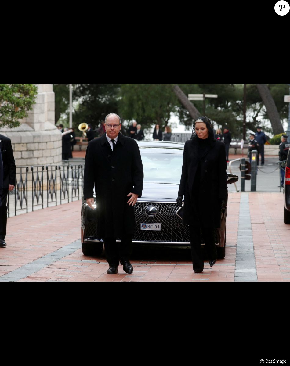 Le prince ALbert II de Monaco et la princesse Charlene de Monaco - Arrivées aux obsèques de l’ancien archevêque de la principauté de Monaco, Bernard Barsi en la cathédrale de Monaco le 4 janvier 2023. © Jean-François Ottonello/Nice-Matin/Bestimage Arrivals at the funerals of the former Archbishop of the Principality of Monaco, Bernard Barsi in the Cathedral of Monaco on January 4, 2023.