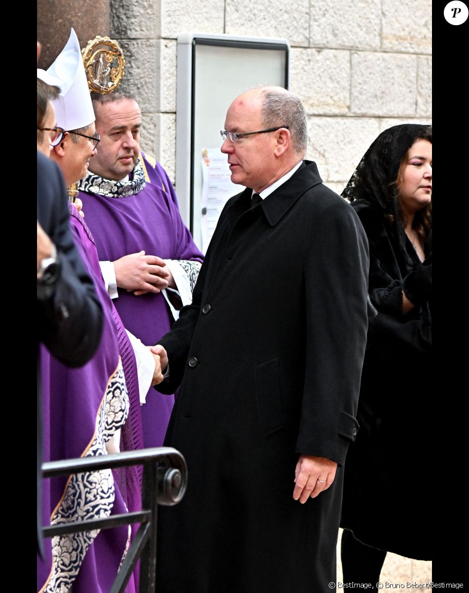 Le prince Albert II de Monaco - Arrivées aux obsèques de l'ancien archevêque de la principauté de Monaco, Bernard Barsi en la cathédrale de Monaco le 4 janvier 2023. © Bruno Bebert/Bestimage