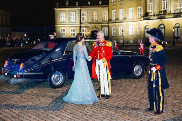 Le prince Frederik et la princesse Mary de Danemark - La famille royale de Danemark arrive au dîner de Nouvel An au palais d'Amalienborg de Copenhague, Danemark, le 1er janvier 2023. 
