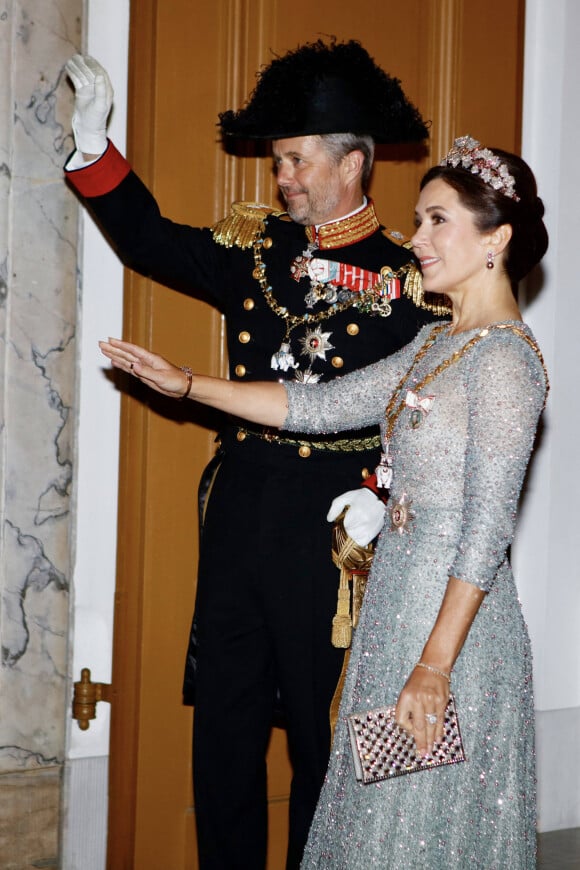 Le prince Frederik de Danemark, la princesse Mary - La famille royale de Danemark arrive à la réception du nouvel an au palais Amalienborg à Copenhague le 1er janvier 2023 