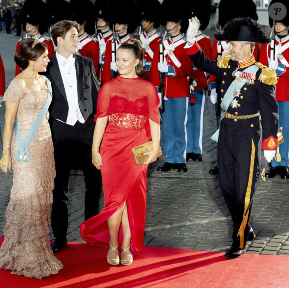 Princesse Mary, Prince Christian, Princesse Isabellea et prince Frederik - Arrivées au diner du jubilé des 50 ans de règne de la reine Margrethe II de Danemark au Royal Theatre à Copenhague. Le 10 septembre 2022 