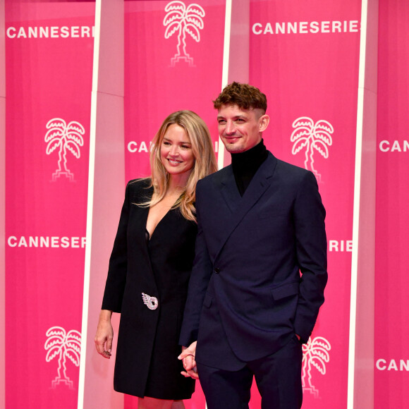 Virginie Efira et son compagnon Niels Schneider durant la seconde soirée du 4eme Canneseries au Palais des Festivals à Cannes, le 9 octobre 2021. Le festival se déroule jusqu'au 13 octobre. © Bruno Bebert / Bestimage  