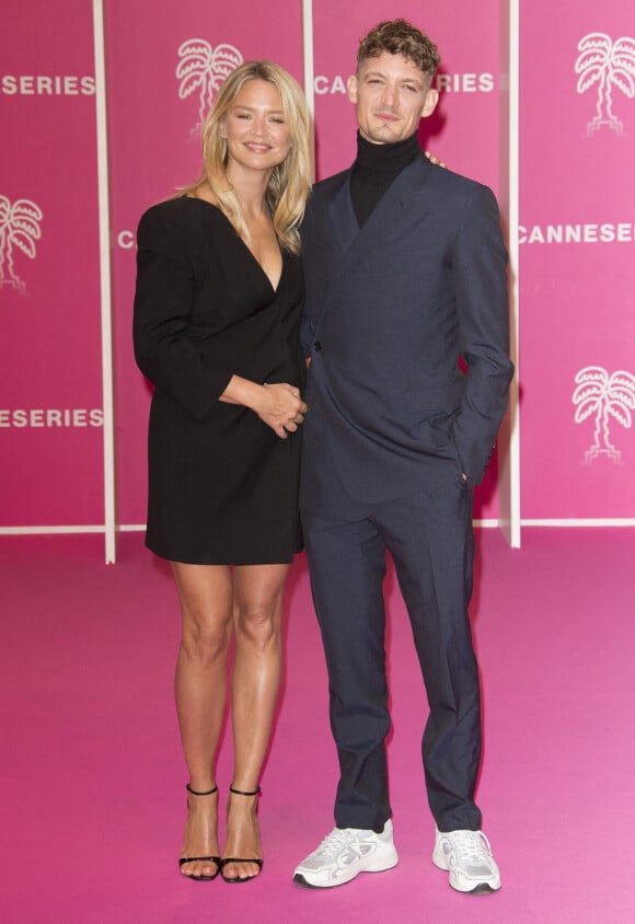 No web - Virginie Efira et son compagnon Niels Schneider durant la seconde soirée du 4eme Canneseries au Palais des Festivals à Cannes, le 9 octobre 2021. © Christophe Aubert via Bestimage