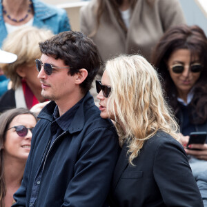 Virginie Efira et son compagnon Niels Schneider - Célébrités dans les tribunes des internationaux de France de tennis de Roland Garros à Paris, France, le 8 juin 2019. © Jacovides / Moreau/Bestimage 