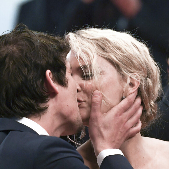 Virginie Efira et son compagnon Niels Schneider à la première de "Sibyl" lors du 72ème Festival International du Film de Cannes, le 24 mai 2019. 