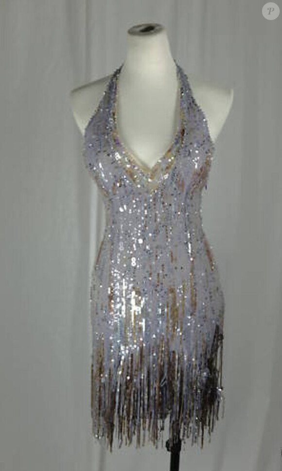 La robe signée Versace que portait Britney, lors des MTV Video Music Awards 2008, est actuellement en vente sur le site eBay au profit des populations sinistrées en Haïti.