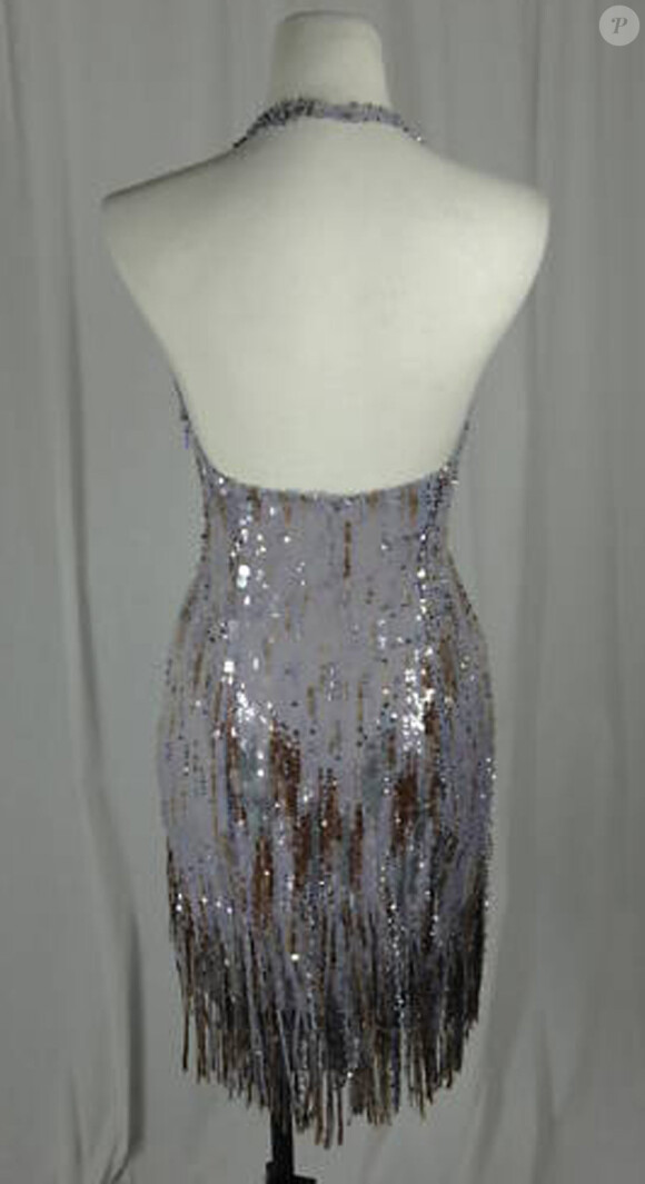 La robe signée Versace que portait Britney, lors des MTV Video Music Awards 2008, est actuellement en vente sur le site eBay au profit des populations sinistrées en Haïti.