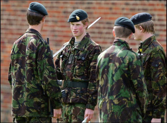 Le Prince Harry, le fils du prince de Galles, répète des marches militaires le 12 mars 2003 à Eton. 