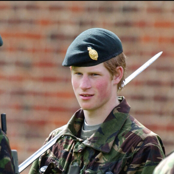 Le Prince Harry, le fils du prince de Galles, répète des marches militaires le 12 mars 2003 à Eton. 