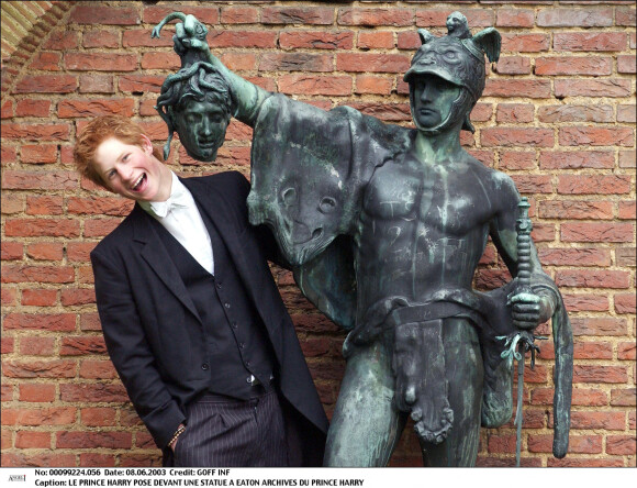 Le Prince Harry, le fils cadet du roi Charles, fait son entrée à Eton en mai 2003.