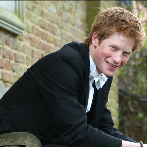 Le Prince Harry, le fils cadet du roi Charles, fait son entrée à Eton en mai 2003.