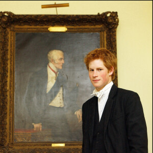 Le Prince Harry, le fils cadet du roi Charles, fait son entrée à Eton en mai 2003.