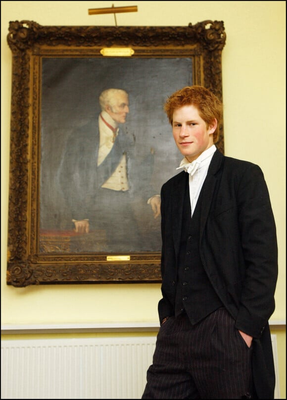 Le Prince Harry, le fils cadet du roi Charles, fait son entrée à Eton en mai 2003.