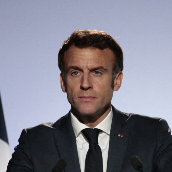 Le président de la République française, Emmanuel Macron et Alain Chouraqui, directeur de Recherche émérite au CNRS et président-Fondateur de la Fondation du Camp des Milles, font une allocution lors de la visite au mémoriel du Camp des Milles à Aix-en-Provence, France, le 5 décembre 2022. © Patrick Aventurier/Pool/Bestimage