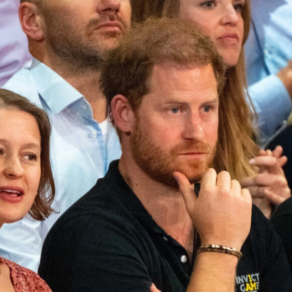 Le prince Harry assiste aux matchs de rugby en chaise roulante, au cinquième jour des Invictus Games 2020 à La Haye, le 20 avril 2022. 