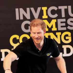 Le prince Harry joue au ping-pong, au 5ème jour des Invictus Games 2020 à La Haye, le 19 avril 2022. 