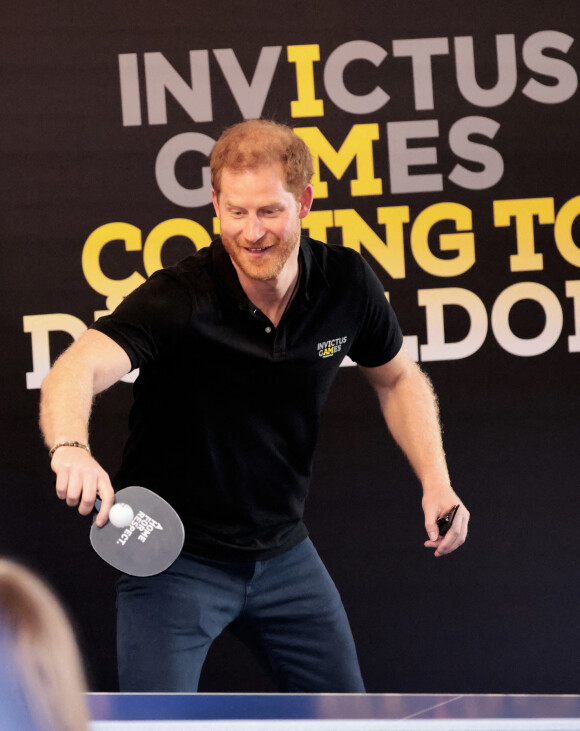 Le prince Harry joue au ping-pong, au 5ème jour des Invictus Games 2020 à La Haye, le 19 avril 2022. 
