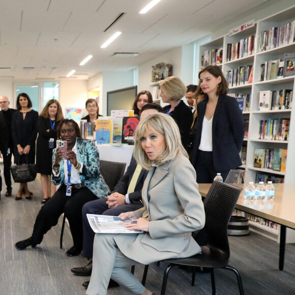 La Première Dame Brigitte Macron a visité le Lycée Français de la Nouvelle-Orléans, à l'occasion de son voyage officiel aux Etats-Unis. Elle a notamment échangé avec les élèves sur la lutte contre le harcèlement scolaire et les cyberviolences. Le 2 décembre 2022 © Dominique Jacovides / Bestimage 