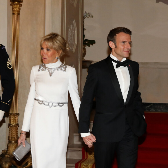 Le président Emmanuel Macron et sa femme Brigitte Macron lors de leur arrivée au dîner d'état à la Maison Blanche offert par le président des Etats-Unis à l'occasion de la visite d'état du président français et de la première dame le 1er décembre 2022. © Dominique Jacovides / Bestimage