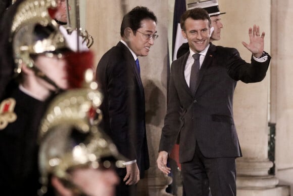Le président Emmanuel Macron recoit Fumio Kishida, Premier ministre du Japon pour un dîner de travail au Palais de l'Elysée à Paris le 9 janvier 2023. © Stéphane Lemouton / Bestimage 