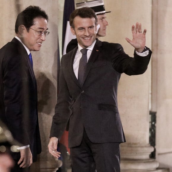 Le président Emmanuel Macron recoit Fumio Kishida, Premier ministre du Japon pour un dîner de travail au Palais de l'Elysée à Paris le 9 janvier 2023. © Stéphane Lemouton / Bestimage 