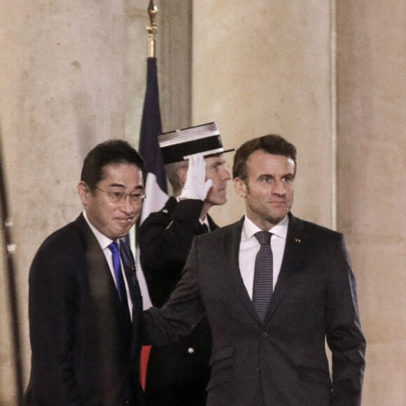 Le président Emmanuel Macron recoit Fumio Kishida, Premier ministre du Japon pour un dîner de travail au Palais de l'Elysée à Paris le 9 janvier 2023. © Stéphane Lemouton / Bestimage 