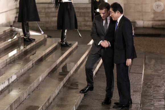 Le président Emmanuel Macron recoit Fumio Kishida, Premier ministre du Japon pour un dîner de travail au Palais de l'Elysée à Paris le 9 janvier 2023. © Stéphane Lemouton / Bestimage 