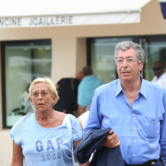 Patrick Balkany et sa femme Isabelle Balkany se promènent dans les rues de Saint-Tropez, le 24 août 2015.