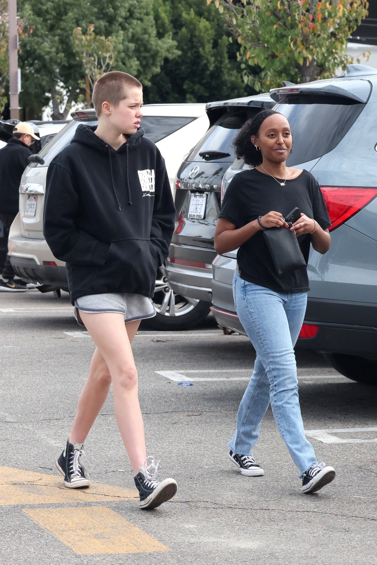 Photo Exclusif Shiloh Jolie Pitt Et Zahara Pitt Tr s Complices Lors Photo Exclusif Shiloh Jolie Pitt Et Zahara Pitt Tr s Complices Lors