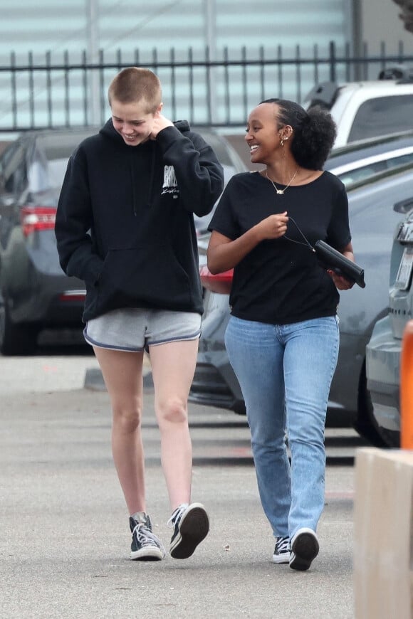 Exclusif - Shiloh Jolie-Pitt et Zahara Pitt très complices lors d'une virée shopping au Home Depot à Los Angeles le 7 janvier 2023. 