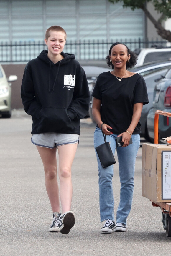 Exclusif - Shiloh Jolie-Pitt et Zahara Pitt très complices lors d'une virée shopping au Home Depot à Los Angeles le 7 janvier 2023. 