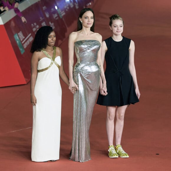 Angelina Jolie avec ses filles Shiloh et Zahara à la première du film "Eternals" lors de la 16ème édition du Festival du Film de Rome, le 24 octobre 2021. 