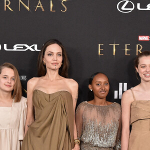 Maddox Jolie-Pitt, Vivienne Jolie-Pitt, Angelina Jolie, Knox Jolie-Pitt, Shiloh Jolie-Pitt, et Zahara Jolie-Pitt à la première du film "Eternals" au studio Marvel à Los Angeles, le 18 octobre 2021. 