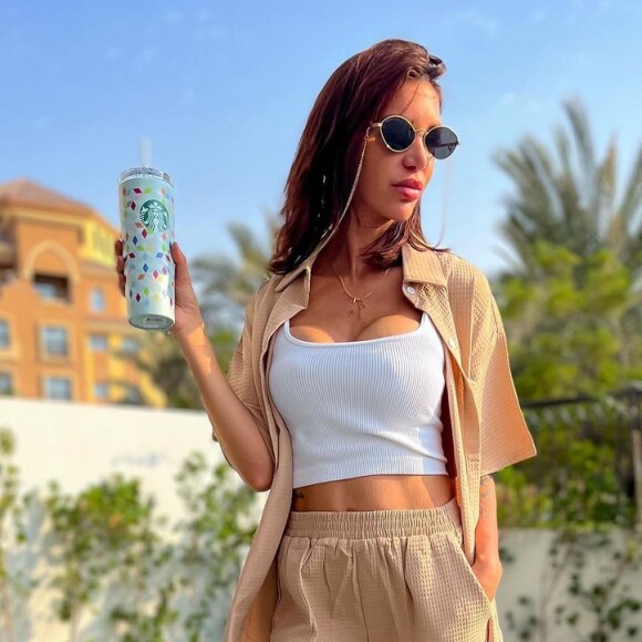 Julia Paredes pose sur Instagram