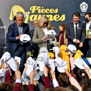 Brigitte Macron, Didier Deschamps et Christian Estrosi, le maire de Nice, durant la clôture nationale de l'opération Pièces Jaunes 2022, sur la colline du Château à Nice, le 4 février 2022.