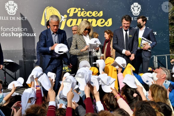 Brigitte Macron, Didier Deschamps et Christian Estrosi, le maire de Nice, durant la clôture nationale de l'opération Pièces Jaunes 2022, sur la colline du Château à Nice, le 4 février 2022.