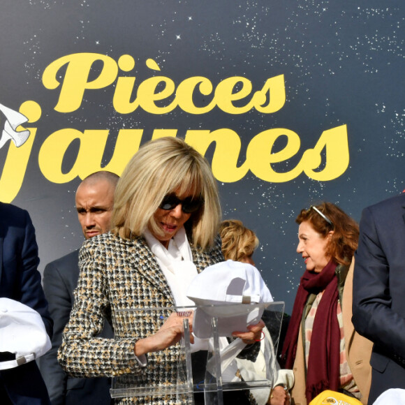Brigitte Macron, Didier Deschamps et Christian Estrosi, le maire de Nice, durant la clôture nationale de l'opération Pièces Jaunes 2022, sur la colline du Château à Nice, le 4 février 2022.