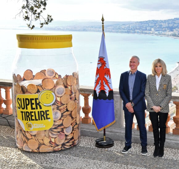 Didier Deschamps et Brigitte Macron durant la clôture nationale de l'opération Pièces Jaunes 2022, sur la colline du Château à Nice, le 4 février 2022.
