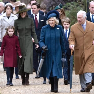 Le prince William, prince de Galles, Catherine (Kate) Middleton, princesse de Galles, la princesse Charlotte de Galles, le roi Charles III d'Angleterre et Camilla Parker Bowles, reine consort d'Angleterre - La famille royale d'Angleterre assiste au service religieux de Noël à l'église St Mary Magdalene à Sandringham, Norfolk, Royaume Uni, le 25 décembre 2022. 